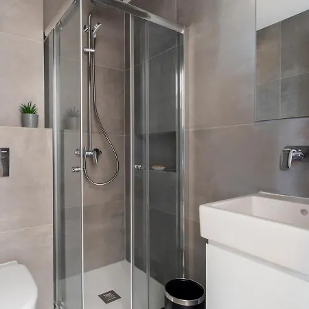Apartment 1 Bedroom With Bathroom *